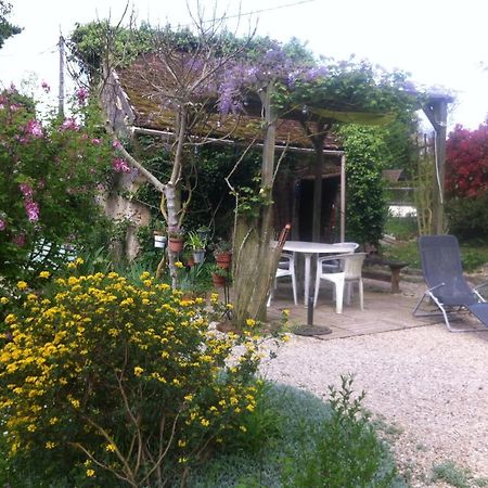 Les 3 Roses Bed & Breakfast Villeneuve-sur-Yonne Eksteriør bilde