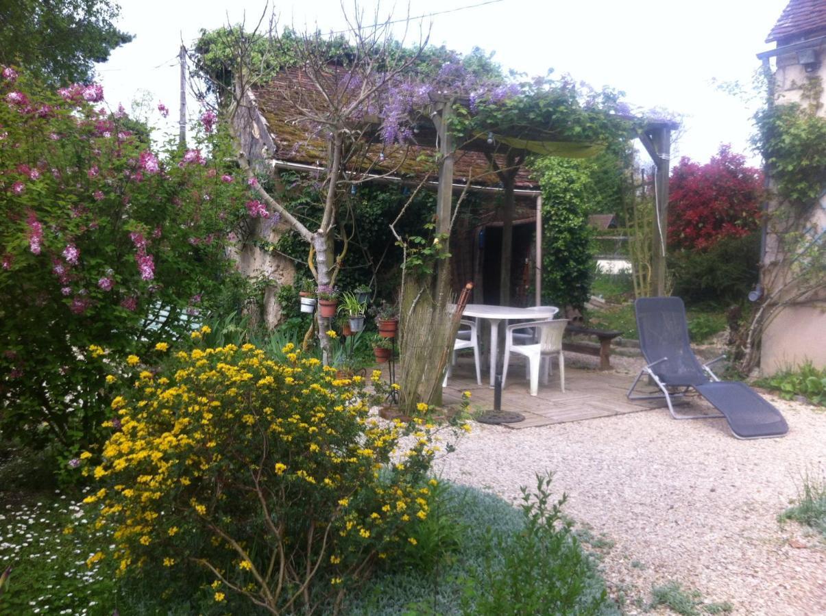 Les 3 Roses Bed & Breakfast Villeneuve-sur-Yonne Eksteriør bilde