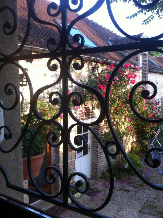 Les 3 Roses Bed & Breakfast Villeneuve-sur-Yonne Eksteriør bilde