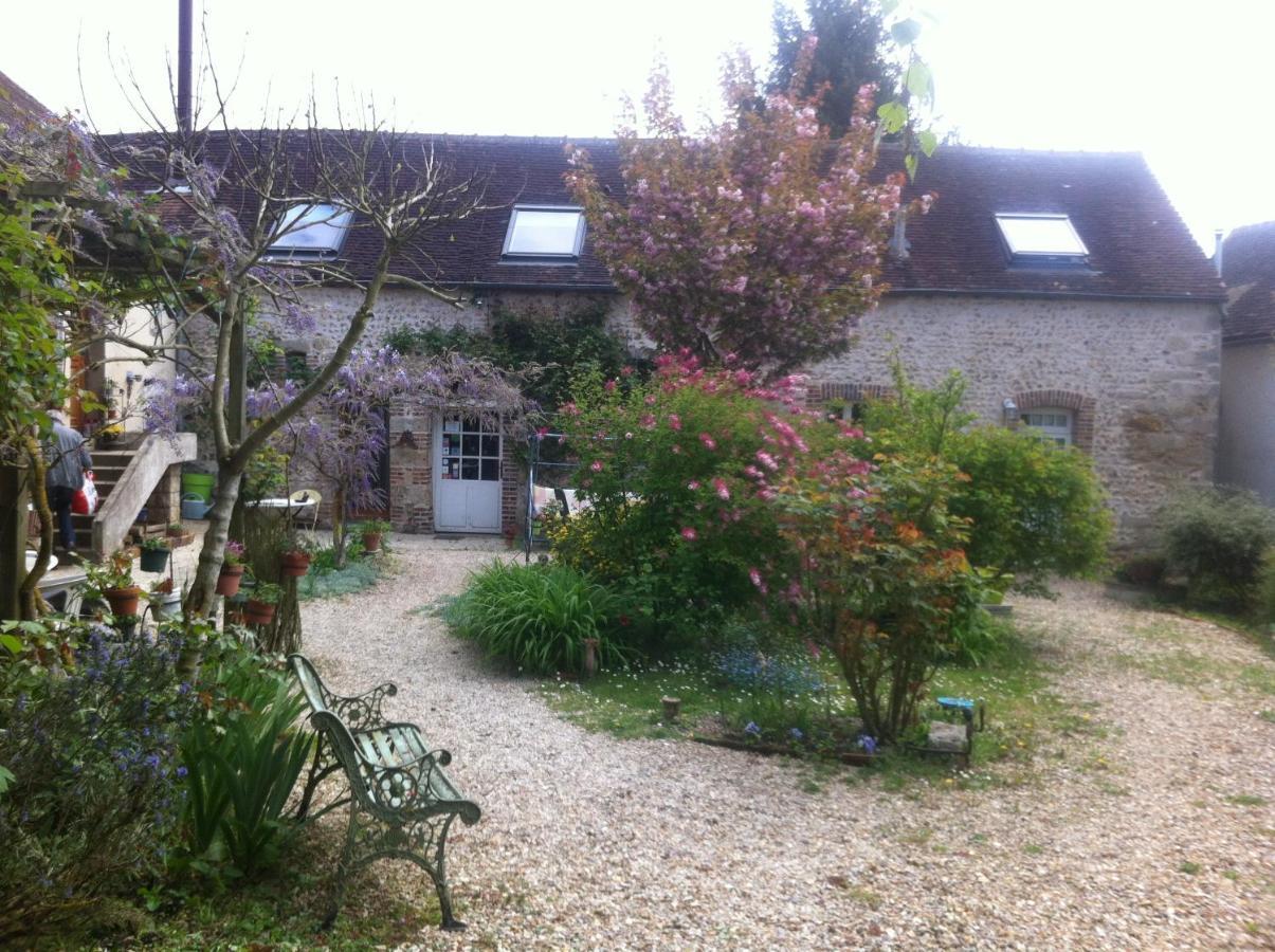 Les 3 Roses Bed & Breakfast Villeneuve-sur-Yonne Eksteriør bilde