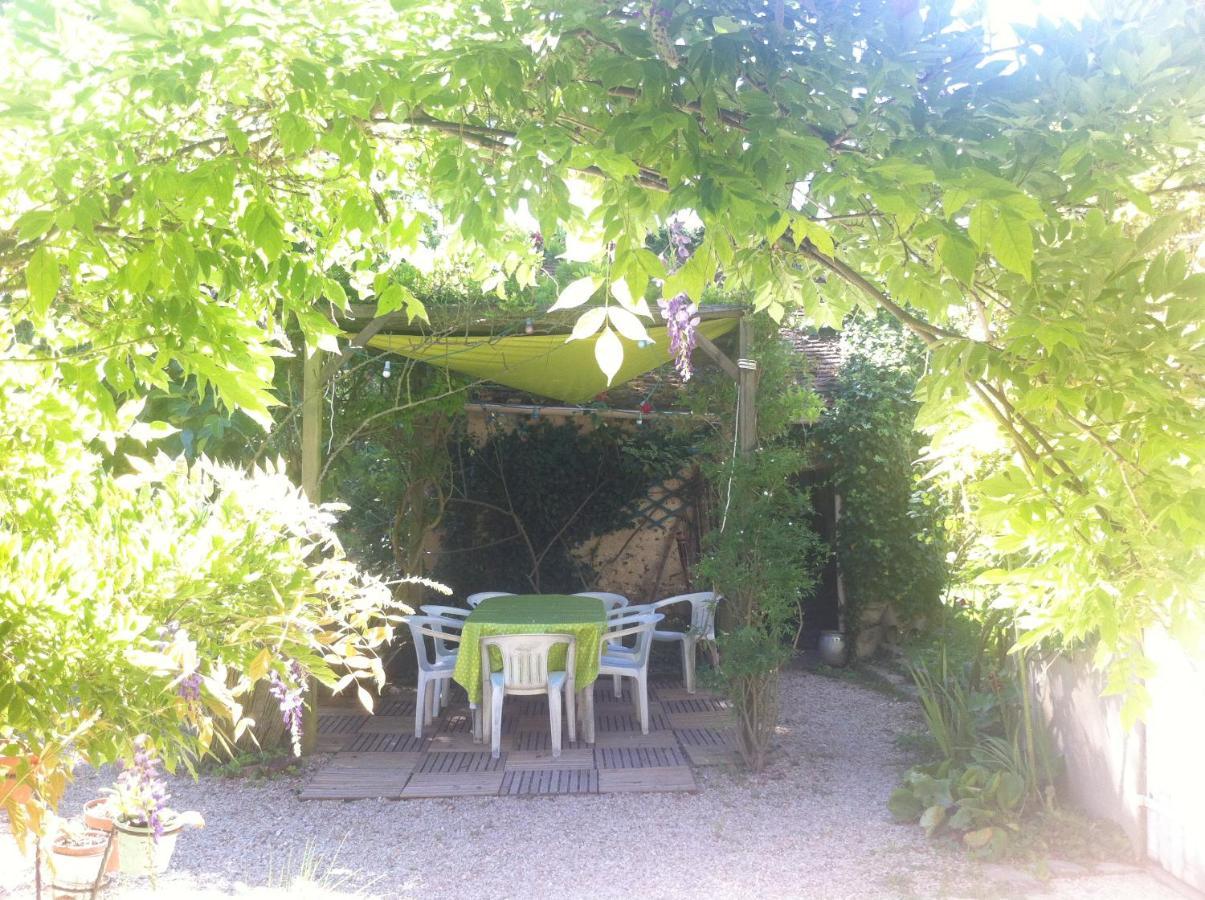 Les 3 Roses Bed & Breakfast Villeneuve-sur-Yonne Eksteriør bilde